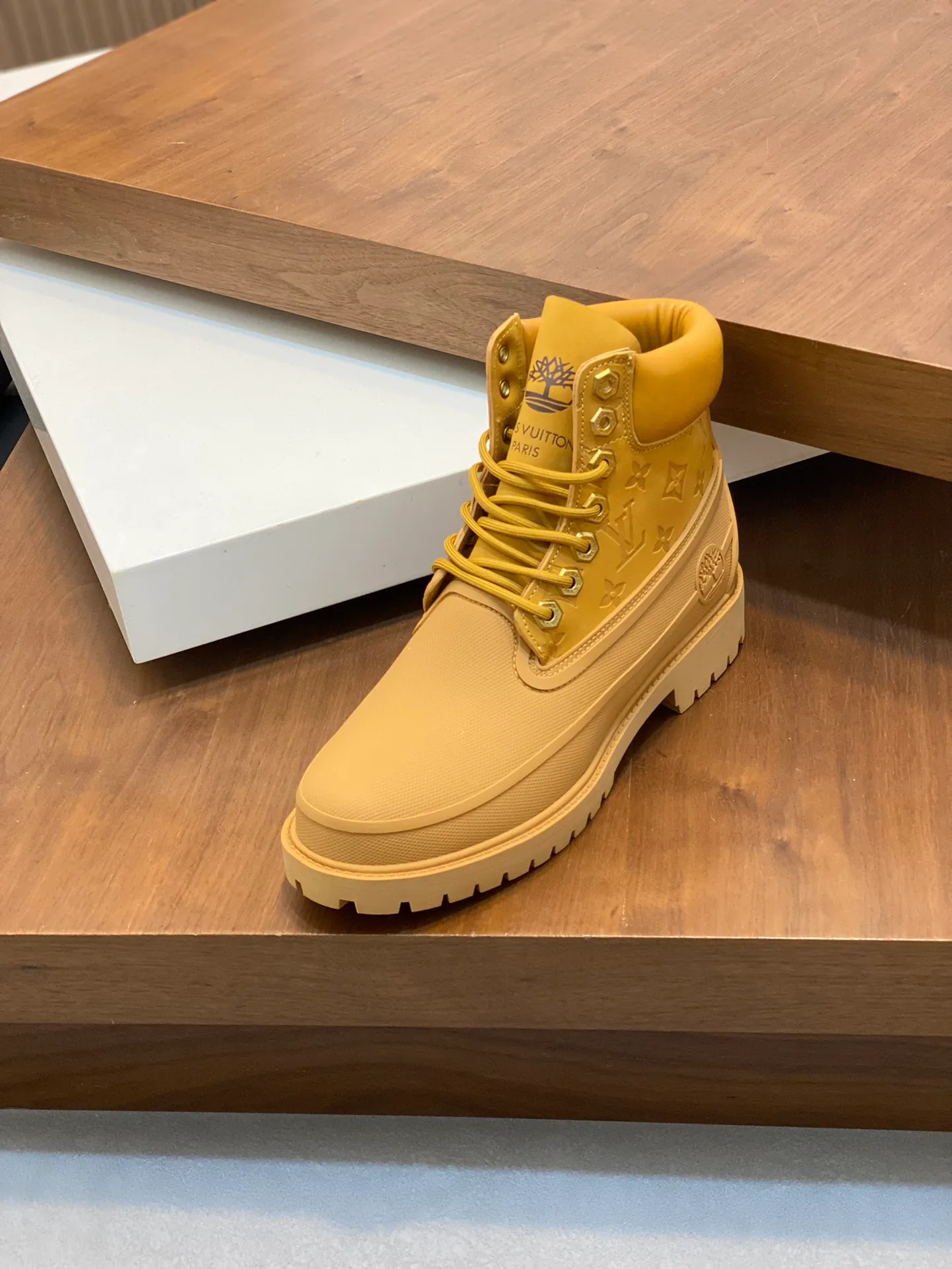 💰760 Top LV x Timberland Timberland co-branded presbyopic rhubarb boots, ankle boots, short boots, LV x Timberland ankle boots are made of Monogram embossed waterproof nubuck cow leather, relying on the brand's exquisite craftsmanship to carefully reshape the classic Timberland 6-inch boot shape in Italy, and make an eye-catching appearance in the 2025 autumn and winter men's wear show created by Pharrell Williams with American workwear style. The Monogram embossed tongue, original Timberland laces and outsole are exquisite details, the leather label expresses the cooperation logo, and the delivery counter is exquisitely packaged! Math 39-44 (order 45)